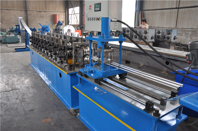 抗風(fēng)卷簾門(mén)壓型設(shè)